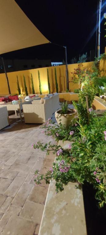 Black Iris Hotel II Madaba Exterior photo