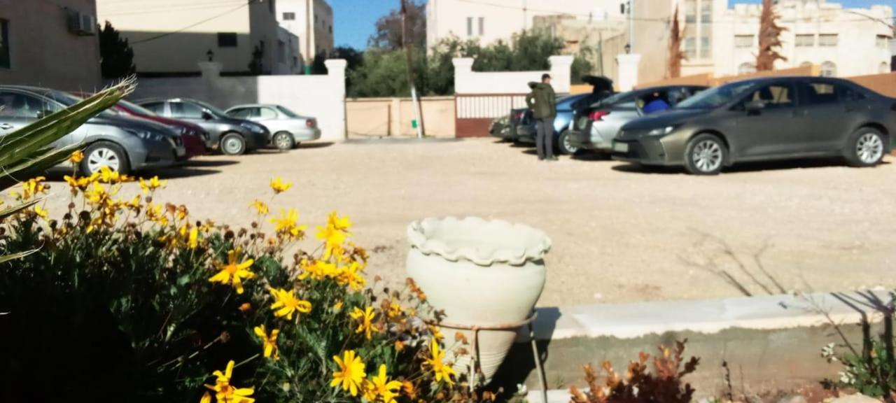 Black Iris Hotel II Madaba Exterior photo
