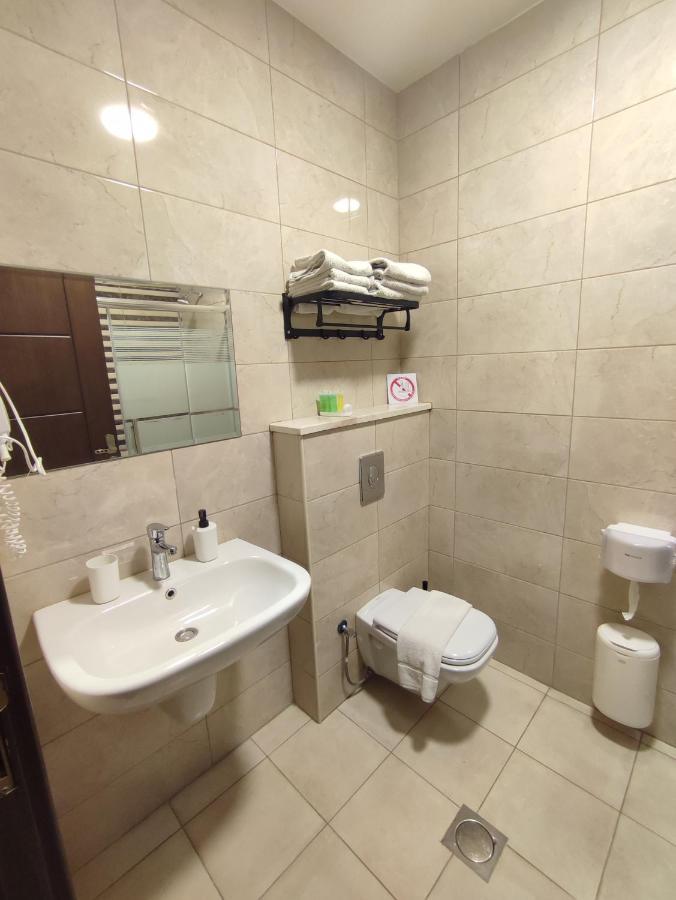 Black Iris Hotel II Madaba Exterior photo